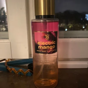 Electric Mango Body Mist från Victoria's Secret - Säljer en Electric Mango body mist från Victoria's Secret. Luktar haribo godis typ persikor. Endast provad