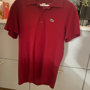 Lacoste piké  - Säljer denna fina Lacoste piké i storlek L  Men passar M Mycket bra skick  