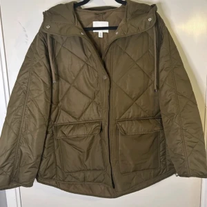 Militärgrön höstjacka - Säljs pga att jag har liknade. Ny skick. Skriv om ni har frågor eller vill ha fler bilder💕