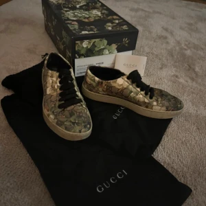 Gucci skor - Äkta skor från Gucci. Allt på bilden tillkommer. Det syns att de är tydligt använda därav priset. 