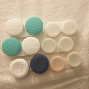 Kontaktlinserbehållare - Kontaktlinsbehållare i olika färger och mönster. Perfekt för att förvara dina kontaktlinser.oanvända 15 kr