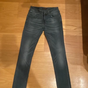 Nudie jeans - Säljer mina nudie jeans i färgen svart, med ljus fade. Byxorna har skick 9/10. Modellen är slim fit.