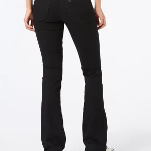 Lågmidjade Bootcut Lee jeans - Modellen joliet i storlek 26/31. Säljer då de är min mammas gamla men är för korta för mig som är 170 cm. Fin svart tvätt och inga skavanker. Stretchiga. Innerbenslängd: 77cm Midja: 37 tvärs över Buda gärna😊