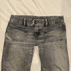 Grå diesel jeans💓 - lågmidjade och bootcut! jättefina men är tyvärr lite små för mig så jag måste sälja dem💗Jag skickar fort och vid snabb affär kan jag även gå ner i pris!💖