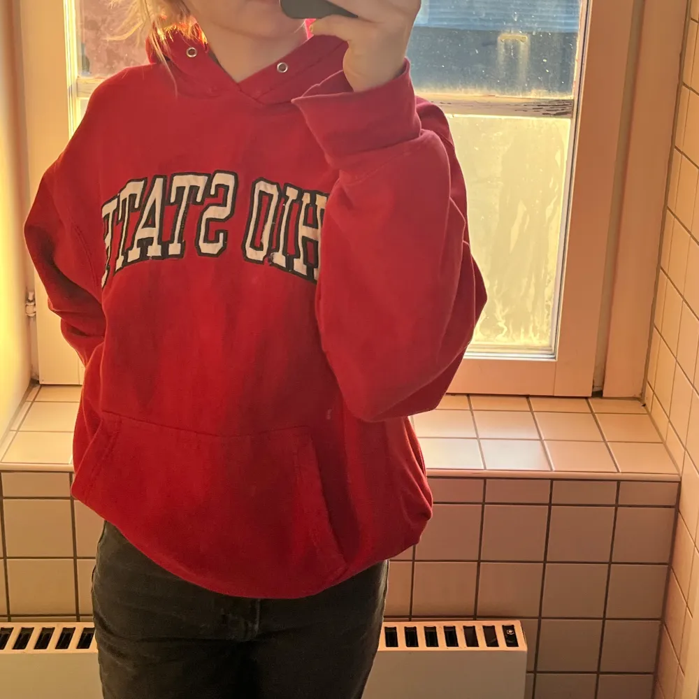 Säljer en röd hoodie med 'Ohio State' tryckt på framsidan. Den är supermjuk och perfekt för kyliga dagar. Har en stor ficka fram och en bekväm huva. Den är lite oversized men funkar för mig som har S. Neuletakit & Villapaidat.
