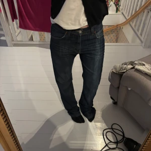 Vintage Levis jeans - Sjukt snygga vintage Levis Jeans med så snygg tvätt🤩skulle säga low/midwaist dom  är något slitna i fållen (syns på bild 5) Köpta på Vinted men säljer dom vidare pga att de tyvärr var föestora för mig som är 168