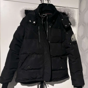 moose knuckles jacka - Säljer nu min moose knuckles jacka som tyvärr aldrig kom till användning då jag kände att det inte riktigt var min smak , inköp pris 14139 kr mitt pris 7000 kr , storlek s , pris går även att diskutera, helt ny jackan är inte öppnad   ❗️