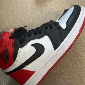 Jordan 1s - Jättesnygga jordan 1s som jag fick som present två år sen. Har använt dem typ en gång, säljer då de inte kommer till användning.