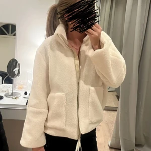 Vit Teddy jacka  - Säljer en jätte fin Teddy jacka då jag inte tycker att den sitter bra på mig. Den är i storlek S och har inga defekter 😊 skriv för frågor eller funderingar! Den är från merley och ser typ likadan ut som hm Teddy jackan❤️!!