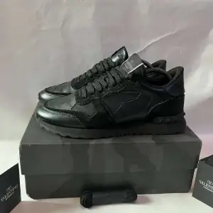 Säljer min pojkväns lillebrors super fina Valentino Rockrunners i storlek 39! Box, kuvert och nya snören medföljer vid köp. Nypris är 6300 därav det fina skicket säljs dom för 4000. Skriv privat för fler bilder eller om det finns funderingar 💕☺️