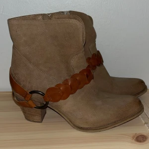 Boots med klack  - Boots i skinn. Sköna att gå i, bra skick. 