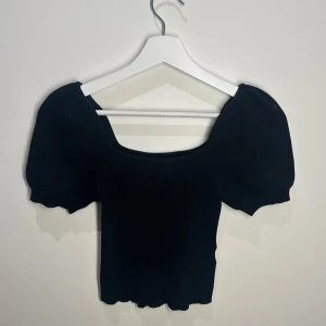 Svart topp  - Fin svart topp, endast testad. Strl S