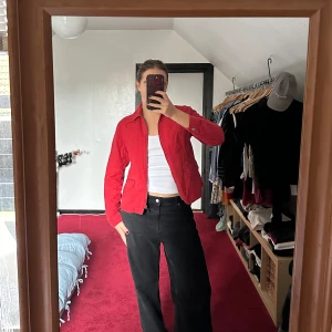 Röd jacka - Snygg röd jacka i tajt modell. Aldrig använd av mig, i mycket fint skick! 