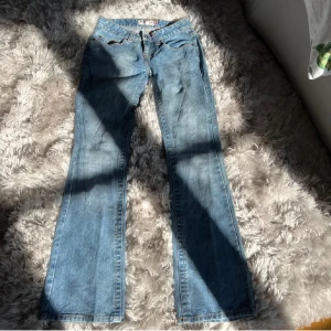 Lågmidjade bootcut jeans - Midjemått:34 Innerbenslängd:79
