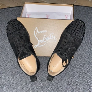Christian Louboutin för endast 1350 i 4 dagar - Svarta Christian Louboutin i storlek 46 men passar de som har 45 | 100% äkta och bevis finns i form av digitalt kvitto | säljs billigt för behöver pengar 😅 | Det är bara och fråga om man undrar något!