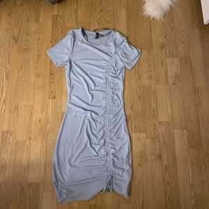 Blå klänning - Kortare blå klänning med “scrunch”