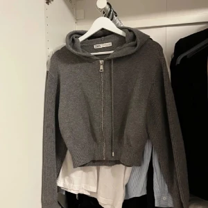 Zara grå zip up - Säljer denna grå kofta, aldrig använt. OBS! inte min bild på första men på dem två andra, kontakta för fler. 💕 Storlek M men funkar på mig som S!