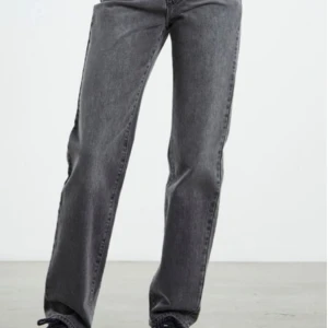 Raka jeans - Jeans från abrand i rak modell och hög midja. 