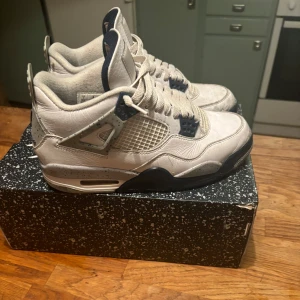 Jordan 4 retro midnight navy  - Air jordan 4 retro midnight navy.  Stolek 40, knappt använda, pris kan diskuteras och kontakta om du har frågor ☀️☀️☀️☀️☀️☀️☀️