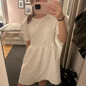Byic studentklänning - Så fin klänning från byic. Perfekt till studenten/konfirmation. Storlek M och säljer då den är lite för stor för mig. Har en dragkedja på ryggen och så fint mönster 💕