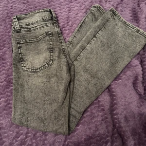 Gina tricot jeans  - Fina Gina jeans är straight typ men också lite flare,väldigt fina passar det som är populärt!!