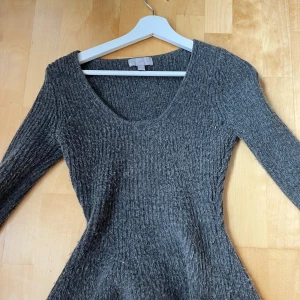 grå stickad babydoll top - endast använd 3-4 ggr, säljer då den inte används :)  passar xs-m 