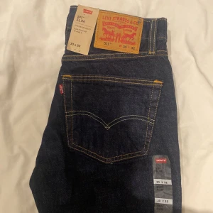 Levi 511 Slim (HELT OANVÄNDA) 30x32 - Ett helt oanvänt par Levis 511 slim i storlek 30x32. Säljer pga. passade inte. Kan gå ner i pris vid snabb affär