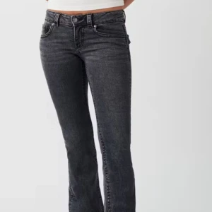 Low waist jeans - Väldigt bekväma jeans köpta för Ish 5 månader sen har använt 3-5 gånger.  Dom är får små för mig nu och Darför säljer jag dom. Dom är i bra skick så gott som nya🤗 