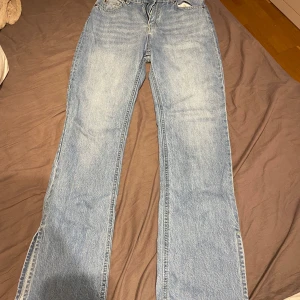 Jeans - Jeans med slits, långa ben, med medelhög midja, endast använda en gång så de är inte uttöjda