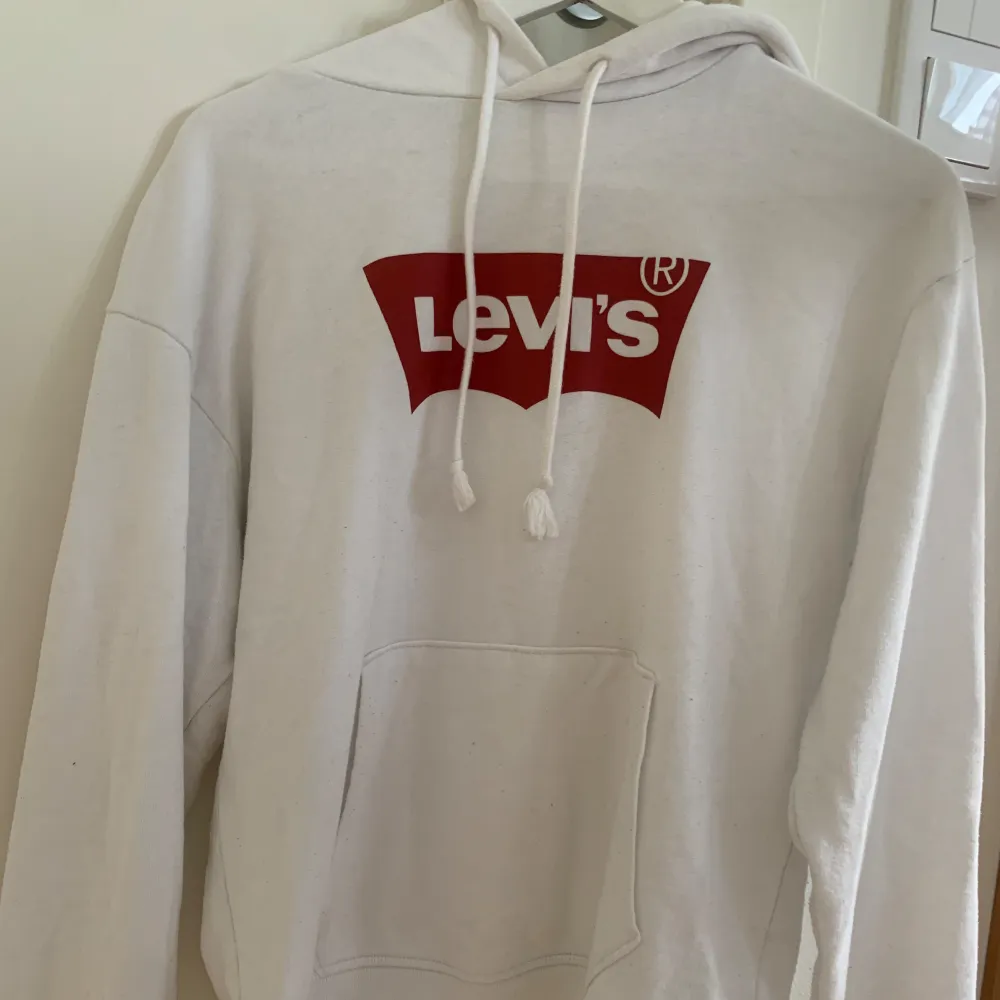 Levi’s hoodie i storlek XS men passar även S. Säljer den för att den inte kommer till användning. Bra skick. Inga returer!!. Hoodies.