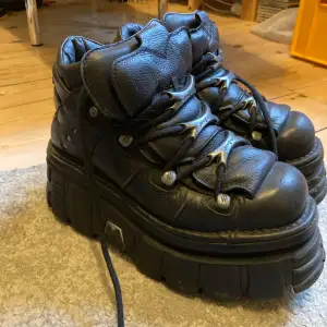 as feeta new rocks 🙌🏻modellen heter 106-S29 Black Tower. okej skick, använder inte därför säljer jag dom 🖤lite repiga där bak. använde sula i så inget slitage i skon. jag satte på original snöre också o boxen finns kvar. nypris 2999kr 🖤