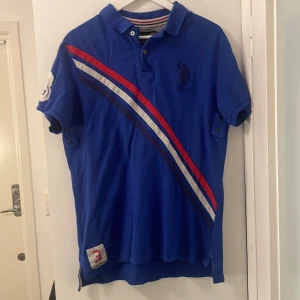 U.S. POLO ASSN. Piké - Säljer en snygg piké från märket U.S. POLO ASSN. Den är i storlek M men är lite stor i storlekeninga defekter och är i bra skick