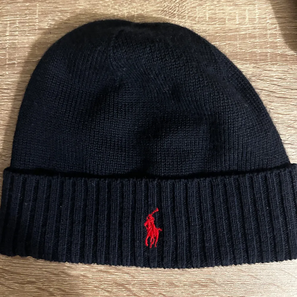 En Ralph Lauren mössa i marinblå färg. Ställ gärna frågor om ni undrar över något!. Accessoarer.