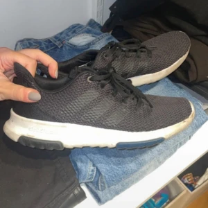 Adidas sneakers - Använda men inga större skador