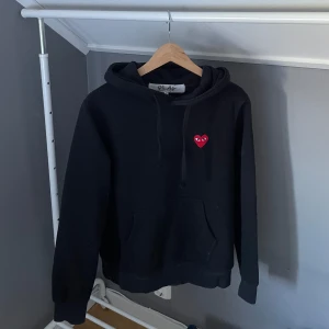CDG hoodie - bra skick | lite små i storleken | tvättar den innan jag postar den då den har lite katthår på den i nuläget😸 | pris kan diskuteras vid snabb affär 