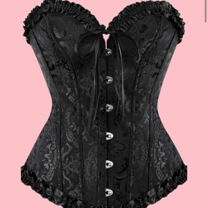 Korsett - Denna helt slutsålda korsett ifrån Shein! Passar perfekt nu till halloween! Postar samma dag🤍🤍