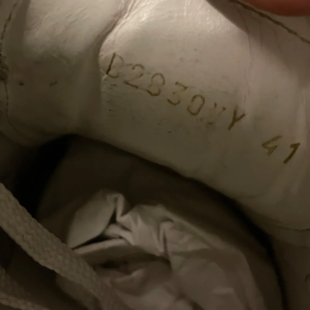 Tja, Säljer ett par snygga Valentino Open sneakers som har en snygg blå färg. Skorna är i riktigt bra skick// storlek 41 men passar 42, 42,5// medföljer dustbags, box, äkthetsbevis// kom med prisförslag priset ej hugget i sten!. Skor.