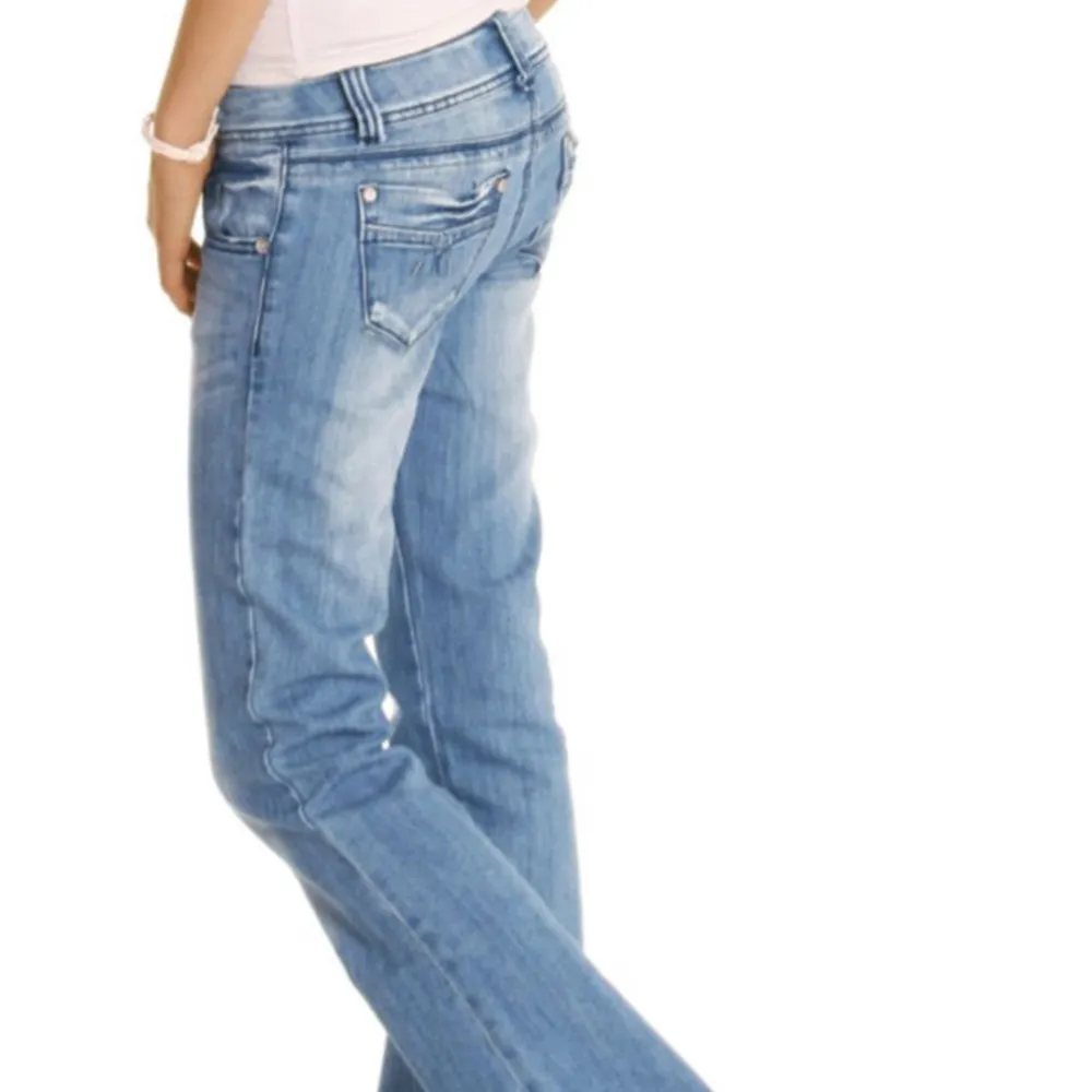 Säljer dessa as snygga jeans! Skriv för mått o prisförslag köpta för 1200 och aldrig använda för dom va för stora. Jeans & Byxor.