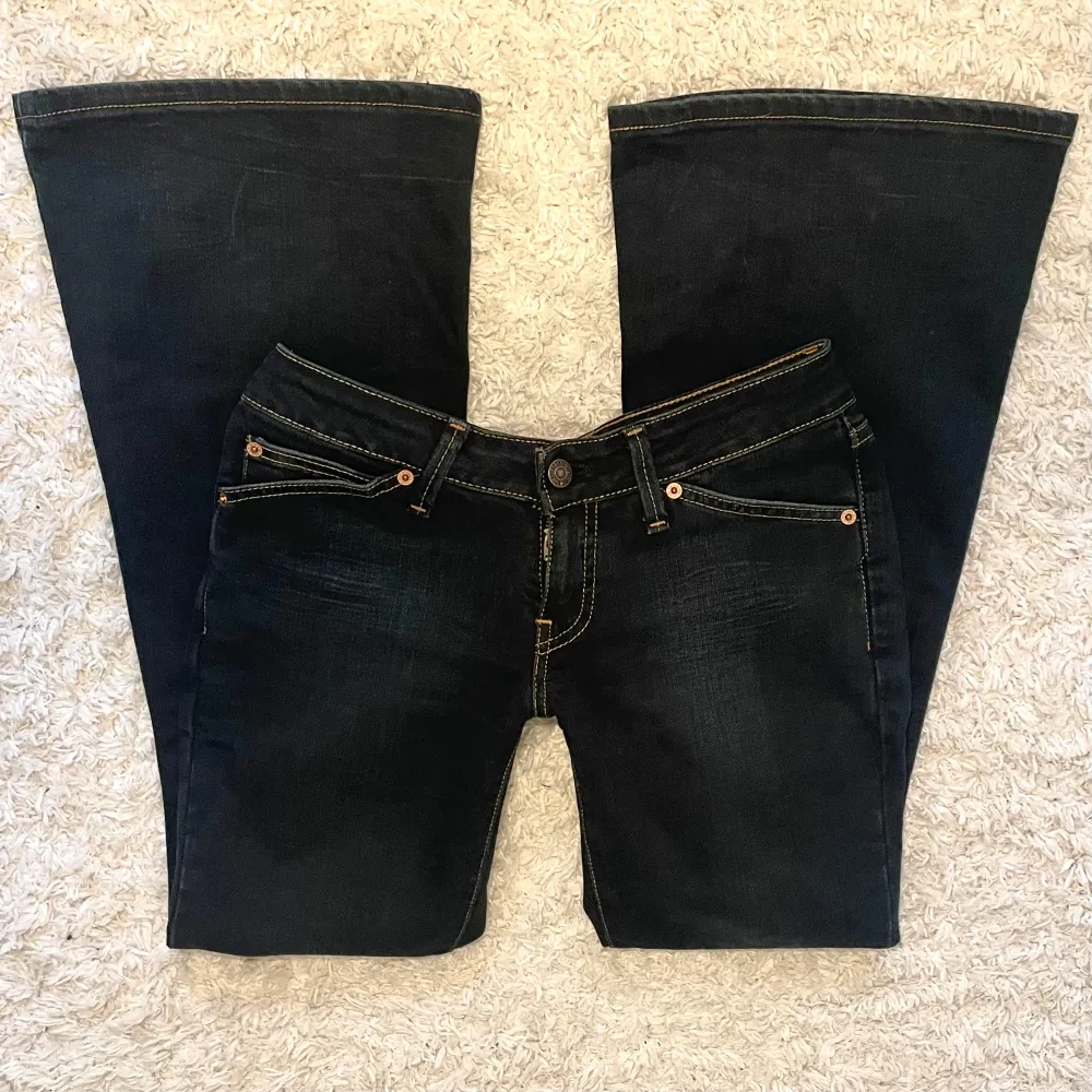 Lågmidjade utsvängda jeans från Levis! Midjemåttet är 37.5 cm tvärsöver och innebenslängden är 76 cm. Frakt tillkommer på 80 kr och betalning sker direkt via swish 💋. Jeans & Byxor.