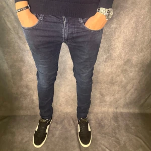 Replay anbass jeans  - // Replay anbass jeans | Storlek W31/L32 | Benlängd: 104cm / Midja: 41cm | Nypris runt 1800kr | Kontakta för fler frågor eller funderingar // Deluxecloset
