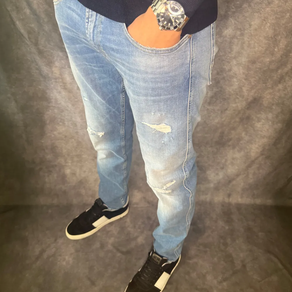 // Replay anbass jeans | Storlek W32/L32 | Benlängd: 107cm / Midja: 42cm | Nypris runt 1800kr | Kontakta för fler frågor eller funderingar // Deluxecloset. Jeans & Byxor.