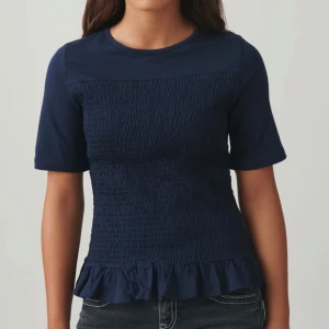 Gina Young T-shirt - Säljer min marinblåa tröja från Gina Young då den inte kommer till använding. Den har använts max 3 gånger så är i ett perfekt skickt! Skulle säga att den passar en M, bilden är lånad från hemsidan!