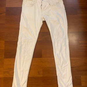 Vita Replay anbass jeans  - Säljer billigt för att det är en fläck som på höger baksida (som säker går bort med vanish)  Nypris 1699