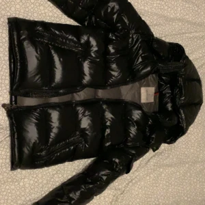 SÅLD!! - En super ny skick moncler jacka storlek 1 som motsvarar S/XS är helt perfekt och har inte en ända fel jackan är knappt använd för att den är lite smal för mig så väljer att sälja den ! (Äkta!!)