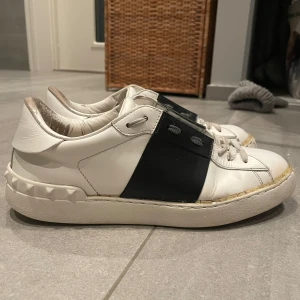 Valentino opens  - Valentino opens i svart vita. De är väl använda och blivit lagade vid sulan tidigare men fina och fullt fungerande. De är i storlek 40 men passar även 41. Hör av dig vid minsta lilla fårga😁