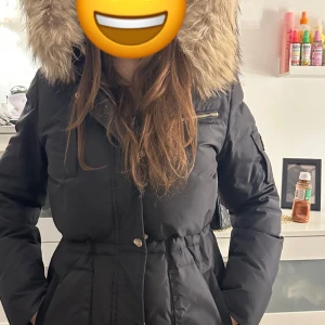 Hollies jacka med äkta päls - En Hollies jacka i äkta tvättbjörn päls. Använd två vintrar. Nypris ca 4500kr går att buda.