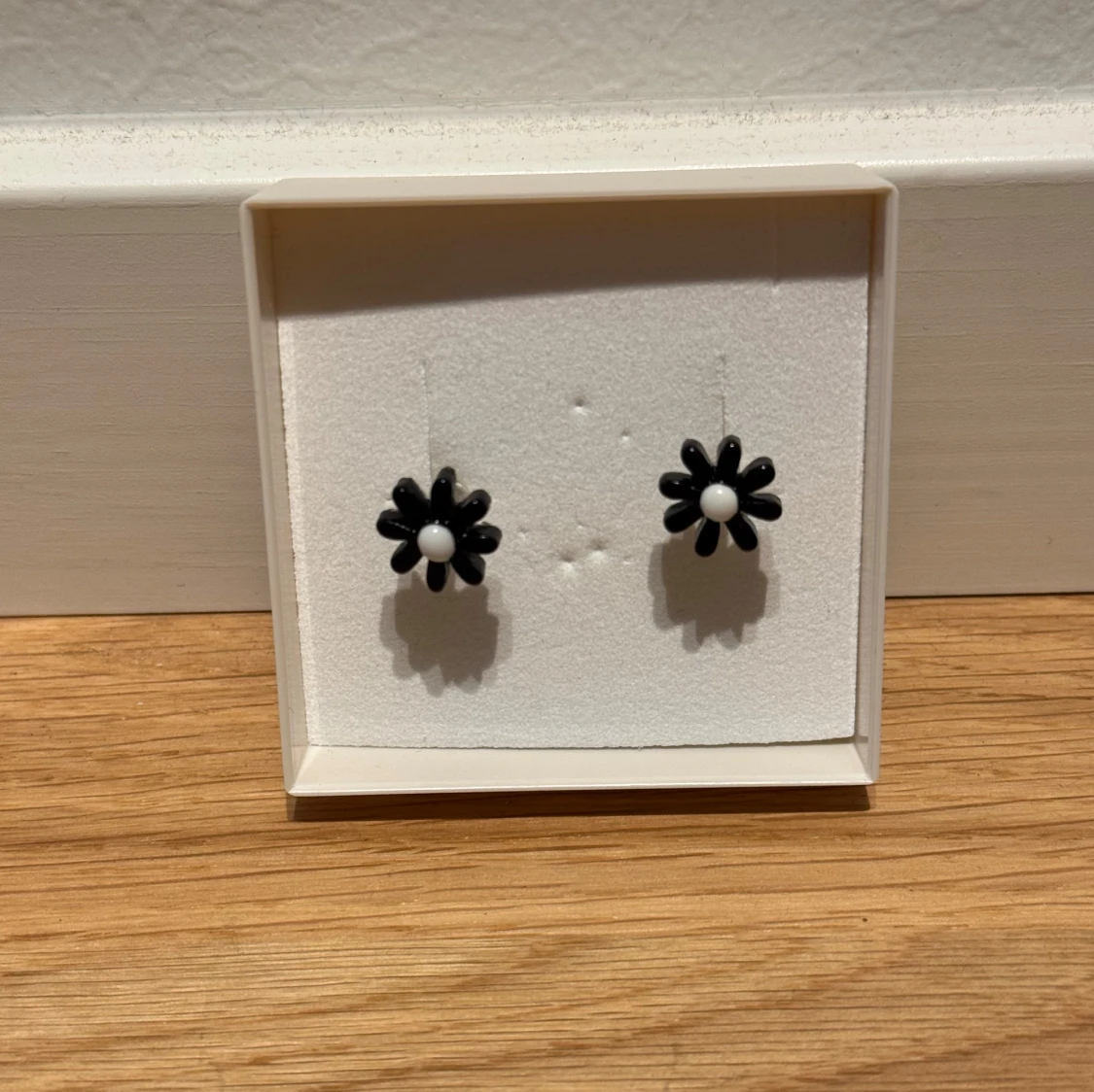 Svarta blommiga örhängen - 90