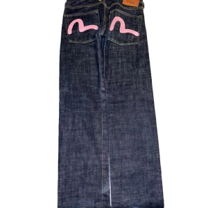 evisu jeans - så snygga jeans från evisu! lågmidjade och en rak modell/bootcut, super coola! säljer då jag köpte de här på plick men de tyvärr inte passade mig 🙁 har även lite skador vid hälarna men det är inget som märks när man använder dem 💕💕