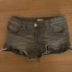 Shorts  - Ett par shorts från gina young. Super fina! Slutsålda. De passar jätte bra på mig som är 176cm och har normaltvis 25 i jeans. Skriv till mig angående frågor. Tryck gärna på köp nu!