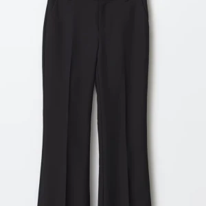 Kostymbyxor  - Jätte sköna kostymer men kom aldrig till användning tyvärr💗, haft ca 2 ggr. Är perfekta i längd ”är 1,70” 